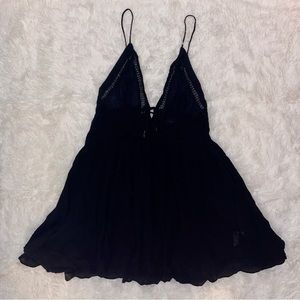 free people sundress
black
light and flowy
ties in back
size xs